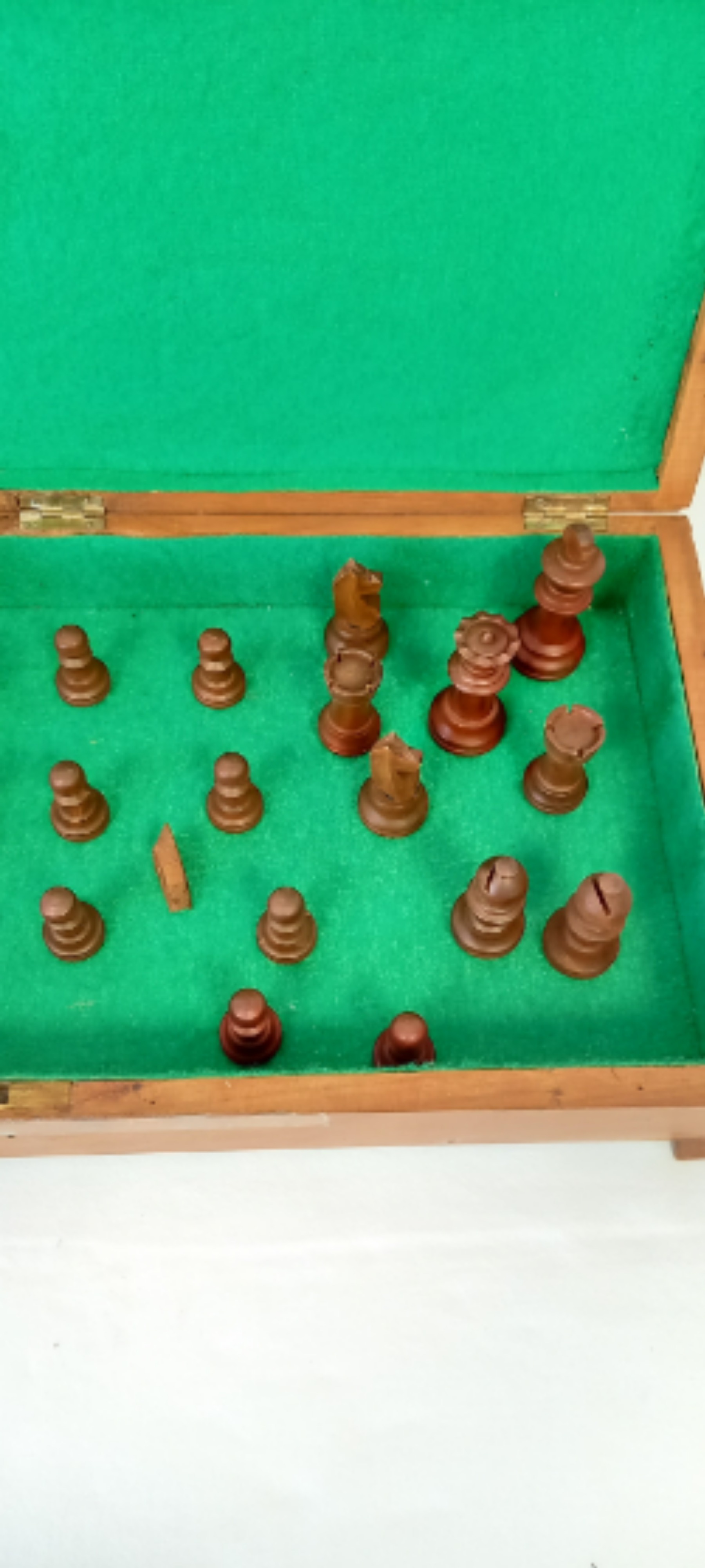 Voir photo 6 de Jeu d'échec en bois composé de 17 pièces plus un coffret. Jeu d'échec en bois composé de 17 pièces plus un coffret. Bon état - Vue 6 -